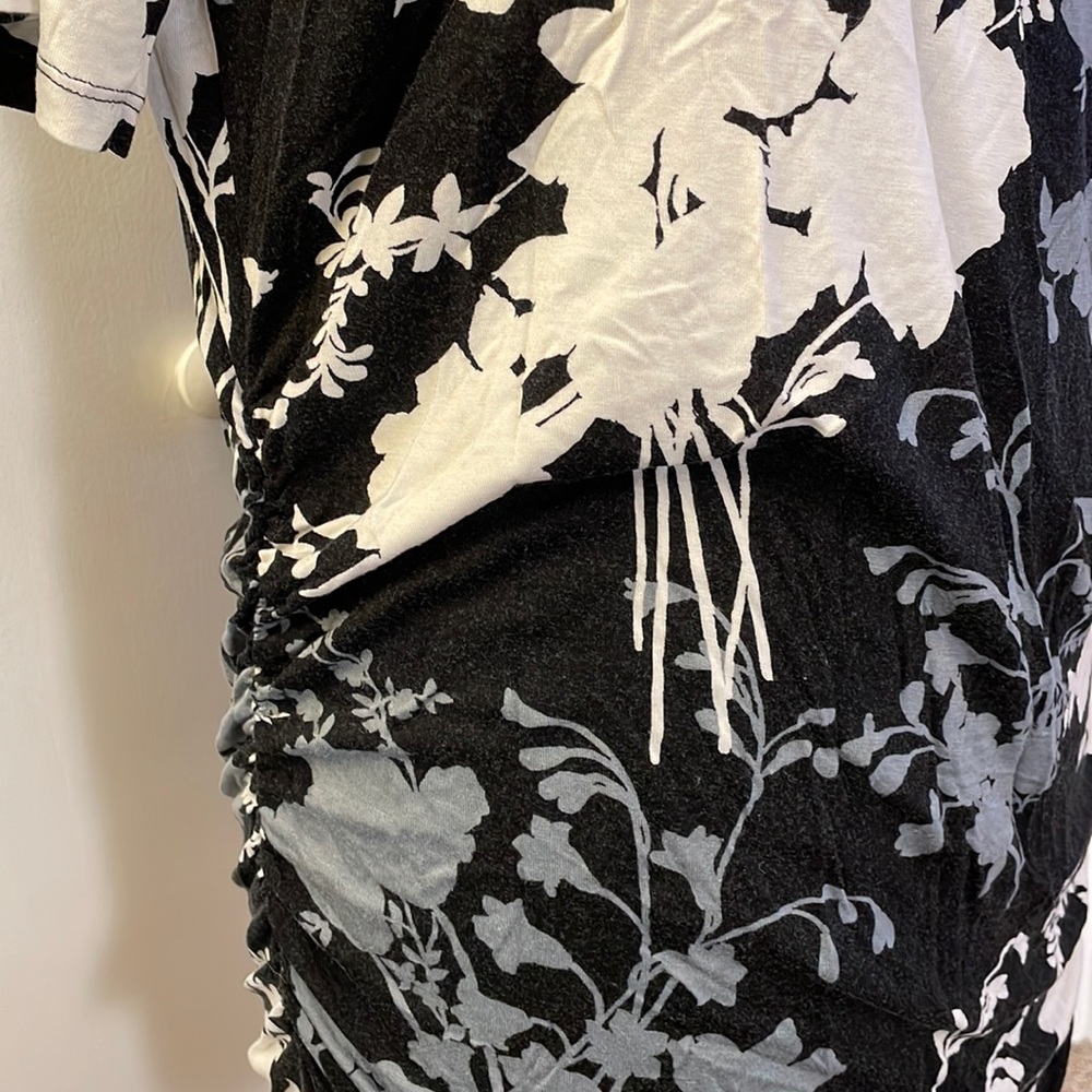 A:glow short sleeve floral scoop neck top with ruched sides - Picture 3 of 8